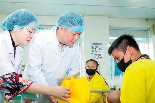 Bí thư Tỉnh ủy Nguyễn Khắc Thận thăm, động viên, chúc Tết công nhân, người lao động, bệnh nhân có hoàn cảnh khó khăn