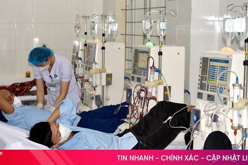 Phục vụ bệnh nhân chạy thận xuyên Tết