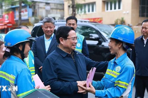 Thủ tướng chúc Tết công nhân vệ sinh môi trường tại Hà Nội