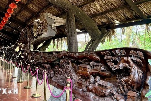 Chiêm ngưỡng 'Bảo tàng' gỗ lũa độc đáo giữa dòng sông Tiền