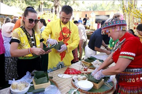 Tết Việt 'hút' khách Tây