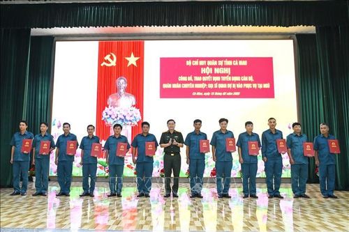 Cà Mau: Trao quyết định gọi sĩ quan dự bị vào phục vụ tại ngũ