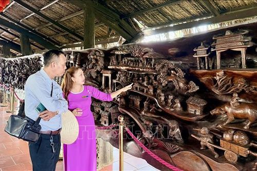 'Bảo tàng' gỗ lũa giữa dòng sông Tiền
