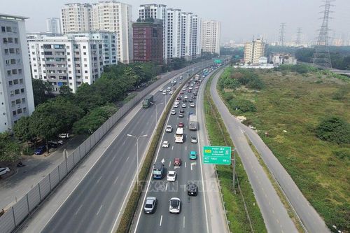 Cảnh sát giao thông hỗ trợ khẩn cấp lái xe gặp sự cố sức khỏe trên cao tốc