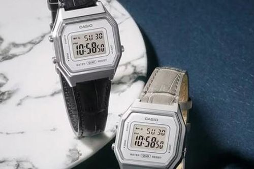 Casio tung đồng hồ số cổ điển dây da, giá chưa đến 1,45 triệu đồng