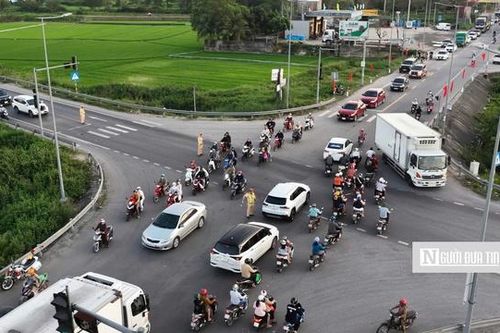 Dòng người ùn ùn về quê nghỉ Tết, CSGT căng mình giữ đường phố thông suốt