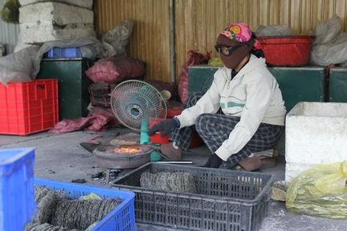 Tất bật mưu sinh bên bếp than hồng trong những ngày giáp Tết