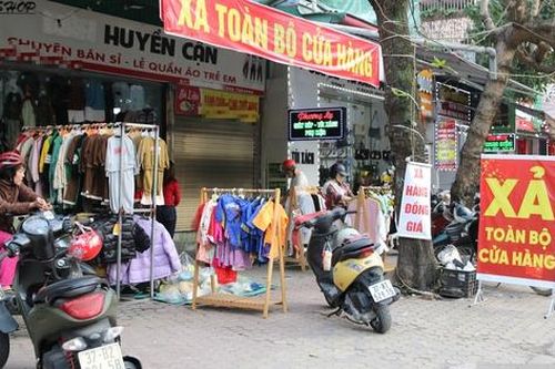 Cửa hàng thời trang đồng loạt giảm giá sâu, người dân vẫn dè dặt sắm Tết