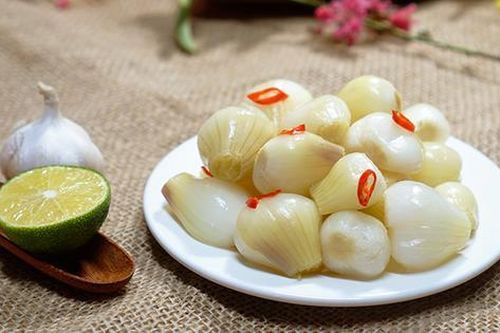 Bí quyết ăn dưa hành ngày Tết giúp dưa giòn lâu, không nổi váng
