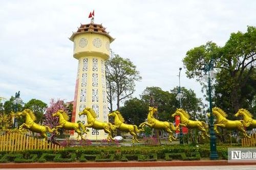 Đại cảnh hoa, linh vật ngựa và Hội hoa Xuân thu hút dòng người du xuân