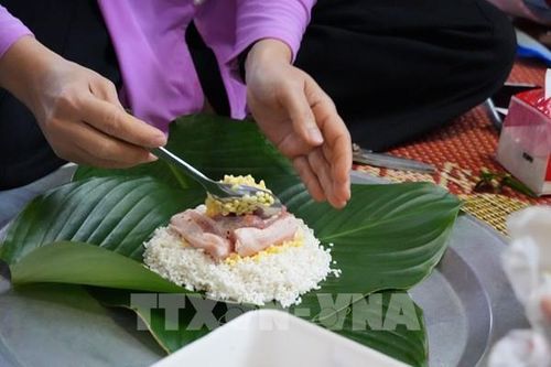 Xuân về bên nồi bánh chưng xanh nghi ngút khói