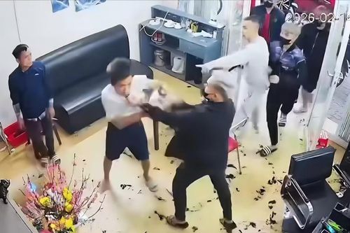 Hưng Yên: Xác minh clip người đàn ông nghi mang súng đến tiệm cắt tóc đòi tiền