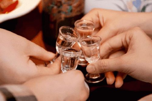 Rượu bia ngày Tết khiến buổi sum họp gia đình thành xung đột nảy lửa
