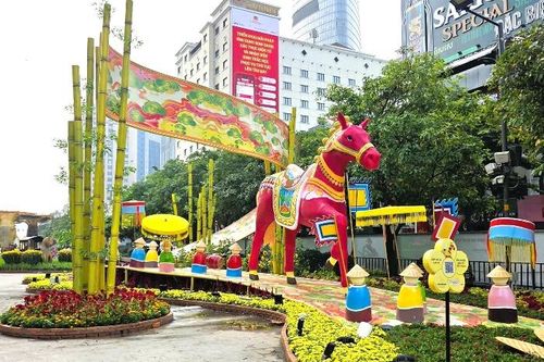Khi linh vật ngựa kể câu chuyện 'vươn mình' của siêu đô thị