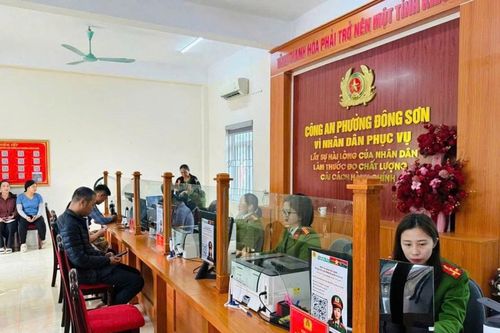 Gác niềm vui riêng, phục vụ Nhân dân làm căn cước
