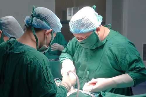 Thêm một bệnh viện tại Thanh Hóa làm chủ kỹ thuật bắt vít cột sống qua da