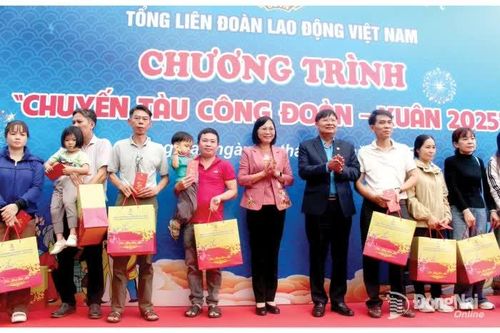 Mang Tết ấm đến công nhân lao động Ðồng Nai