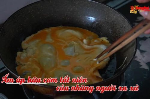 Ấm áp bữa cơm tất niên của những người xa xứ