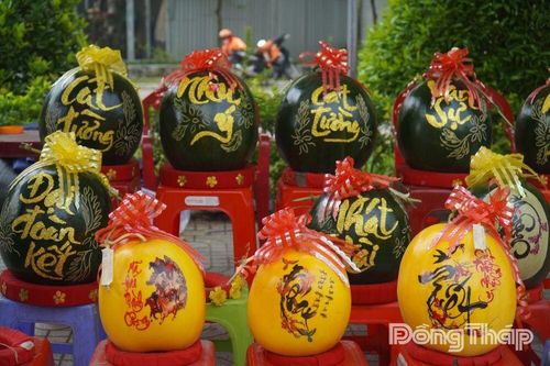 Đồng Tháp: Khắc dưa hấu chưng tết, thu nhập cao