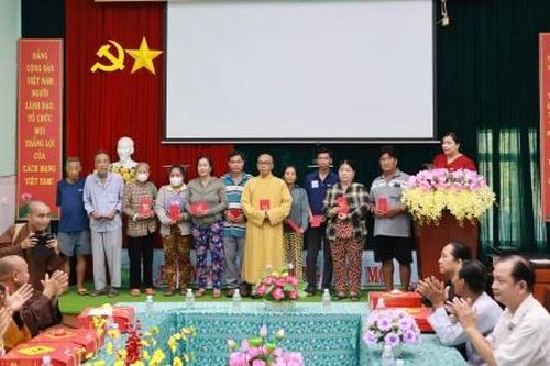 Xã Tháp Mười: Trao tặng 80 suất quà tết cho bệnh nhân có hoàn cảnh khó khăn