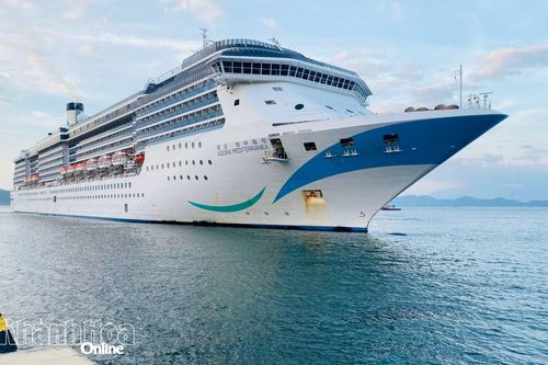 Tàu du lịch biển Andora Mediterranea cùng 2.400 du khách đến Khánh Hòa