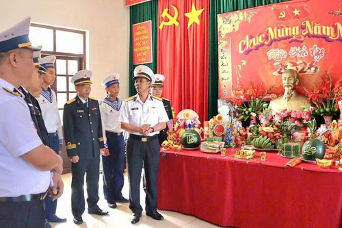 Vùng 4 Hải quân kiểm tra, chúc Tết tại Lữ đoàn 101