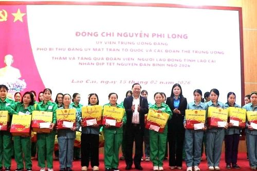 Phó Bí thư Đảng ủy MTTQ, các đoàn thể Trung ương Nguyễn Phi Long thăm, tặng quà tại Lào Cai