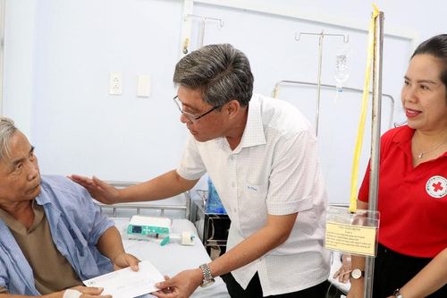 Phó Chủ tịch UBND tỉnh Nguyễn Minh thăm, chúc Tết bệnh nhân tại Bệnh viện Đa khoa Bình Thuận