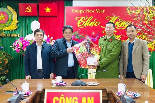 Đồng chí Vàng Seo Cón tặng quà Tết các đơn vị, bệnh nhân và đối tượng bảo trợ xã hội