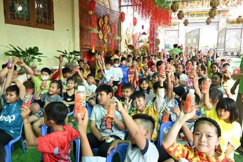 Đồng Tháp: Chùa Phú Khánh tổ chức chương trình Mầm xuân – Tết yêu thương cho hơn 200 học sinh