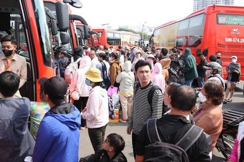 Cao điểm 28 Tết: Hàng không, bến xe TP.HCM 'tăng nhiệt', phố xá thưa vắng