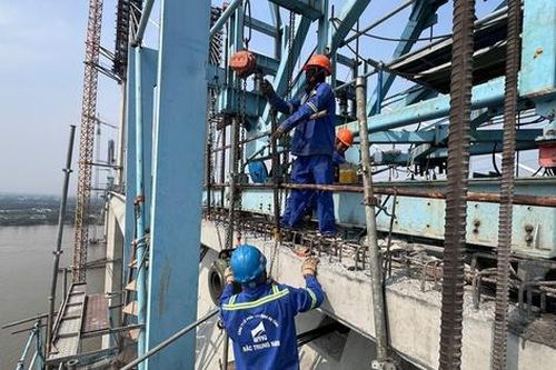 Công nhân bám trụ công trường xuyên Tết, đưa các công trình trọng điểm TP.HCM về đích