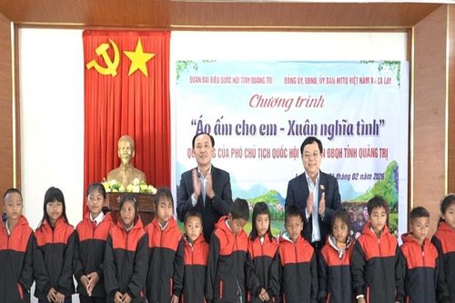 Áo ấm nghĩa tình đến với trẻ em vùng biên Quảng Trị