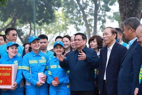 Thủ tướng động viên công nhân môi trường làm xuyên Tết