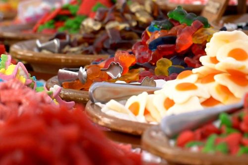 Vì sao ngày Tết nhà nào cũng có bánh kẹo, chọn loại nào?