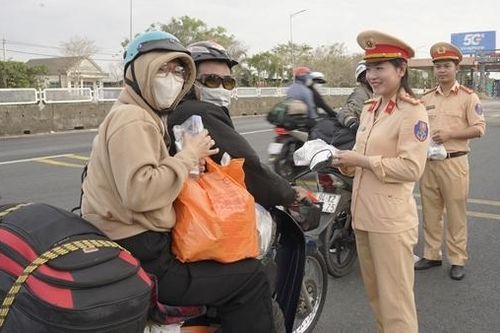 Công an tỉnh Cà Mau tiếp sức người dân về quê đón Tết