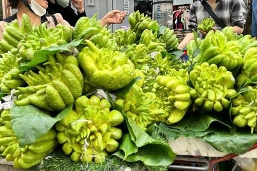 Gà lễ, phật thủ đắt hàng trong ngày cận Tết