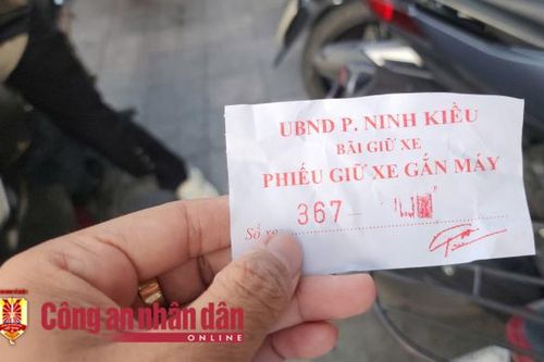 Giá giữ xe xung quanh đường hoa Cần Thơ: Niêm yết 1 kiểu, thu 1 kiểu
