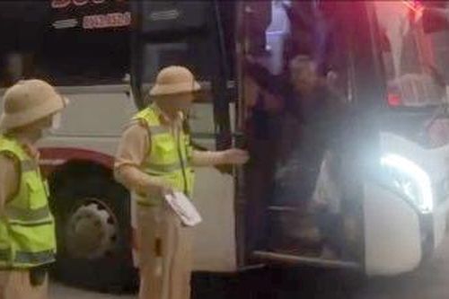 Xe khách 23 chỗ 'nhồi nhét' 48 người bị phạt nặng