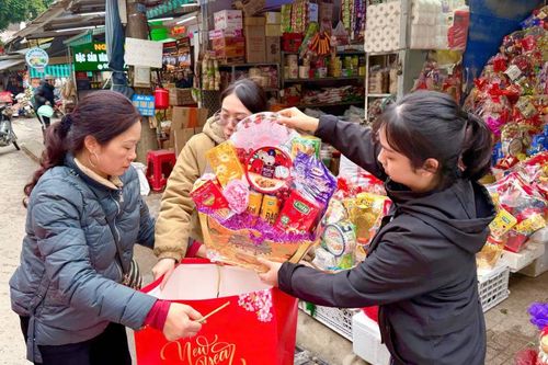 Thị trường giỏ quà tết sôi động với đa dạng lựa chọn