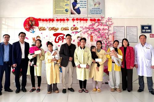 Lãnh đạo phường Tân Giang thăm, tặng quà Tết tại một số đơn vị trên địa bàn