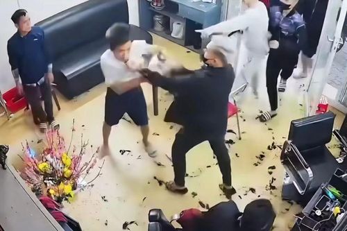 Hưng Yên: Túm cổ, đánh hội đồng giữa tiệm cắt tóc, bị hô 'công an đến' vẫn không dừng tay