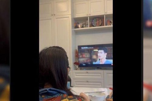 'MC có nụ cười đẹp nhất VTV' phản ứng khi xem chồng diễn cảnh tình cảm: 'Sao anh bảo chạm có tí thế này cơ mà?'