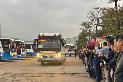 Những chuyến xe nghĩa tình đưa thợ mỏ về quê đón Tết