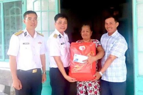 Lữ đoàn 167 - Vùng 2 Hải quân trao quà Tết cho gia đình chính sách