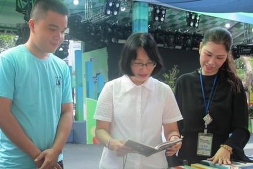 Phó Chủ tịch UBND TPHCM kiểm tra công trình Đường sách Tết Bính Ngọ trước giờ khai mạc