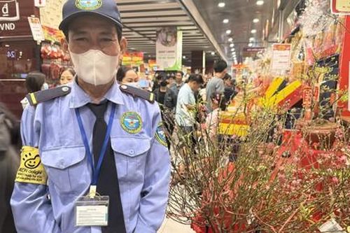 Những người 'quên Tết' tranh thủ kiếm thêm thu nhập