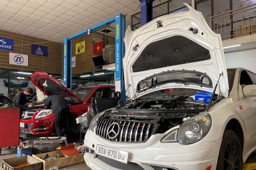 Garage ô tô tấp nập khách dọn xe ăn Tết