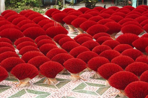 Giữa TP.HCM, một làng nhang hong nắng gọi Tết về