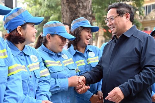 Thủ tướng tặng quà công nhân môi trường đang trực Tết Nguyên đán 2026